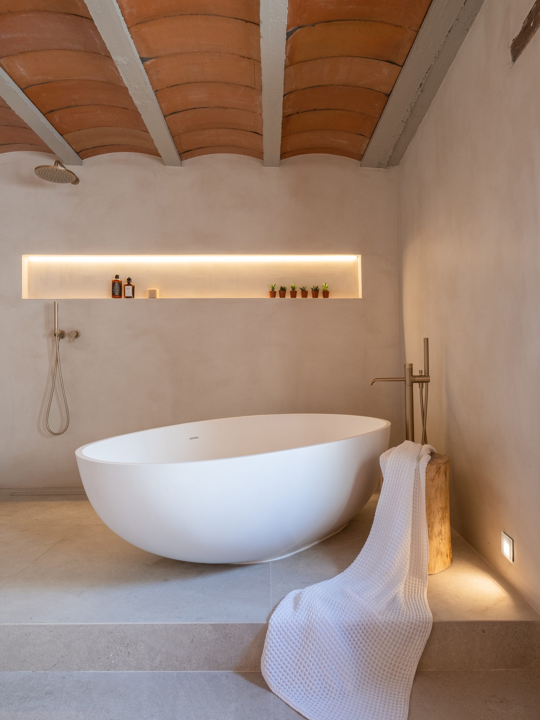 baño de estilo mediterráneo con bóveda catalana