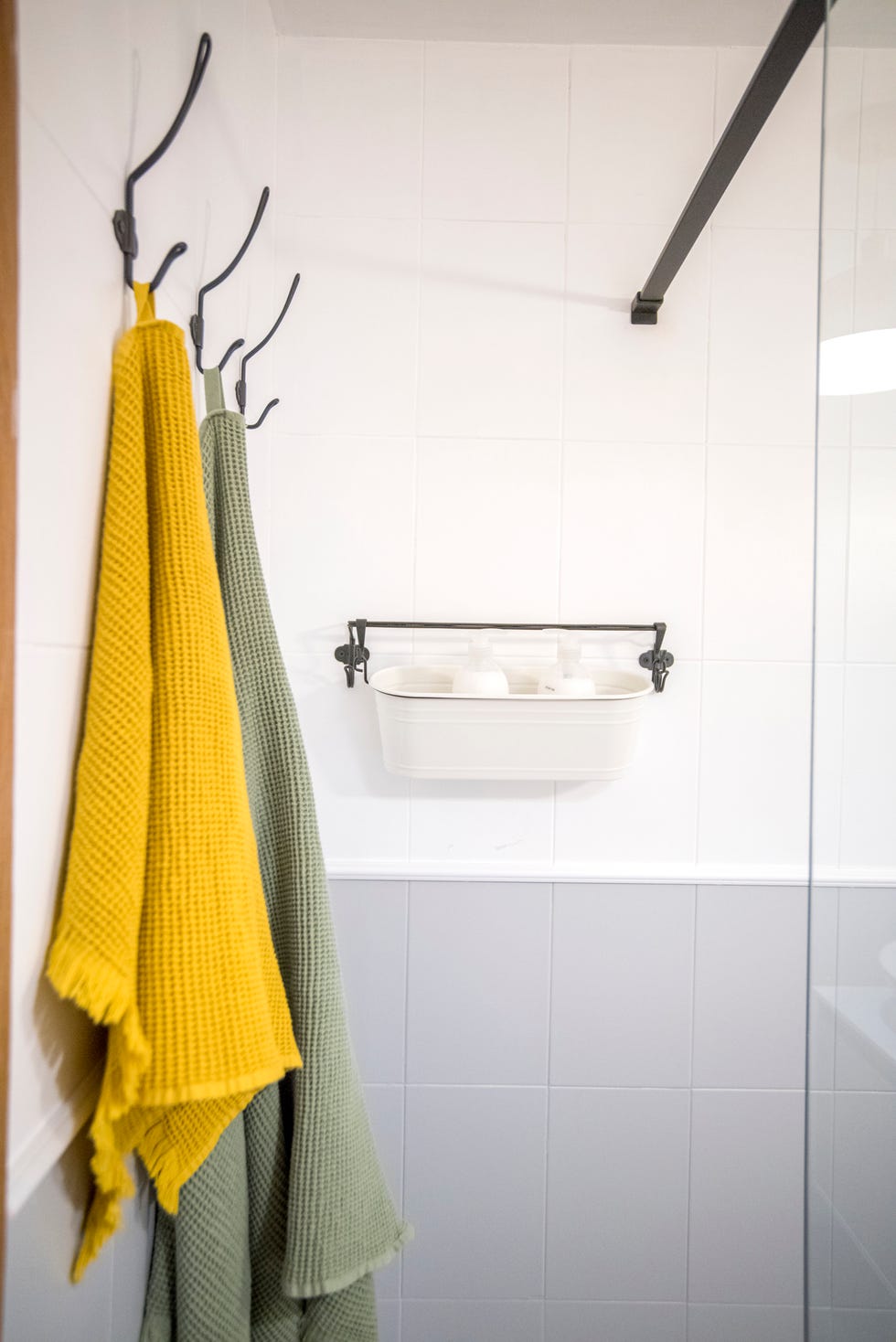 cesta para colgar los botes en la ducha