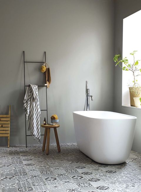 baño moderno en gris con bañera exenta y suelo hidráulico