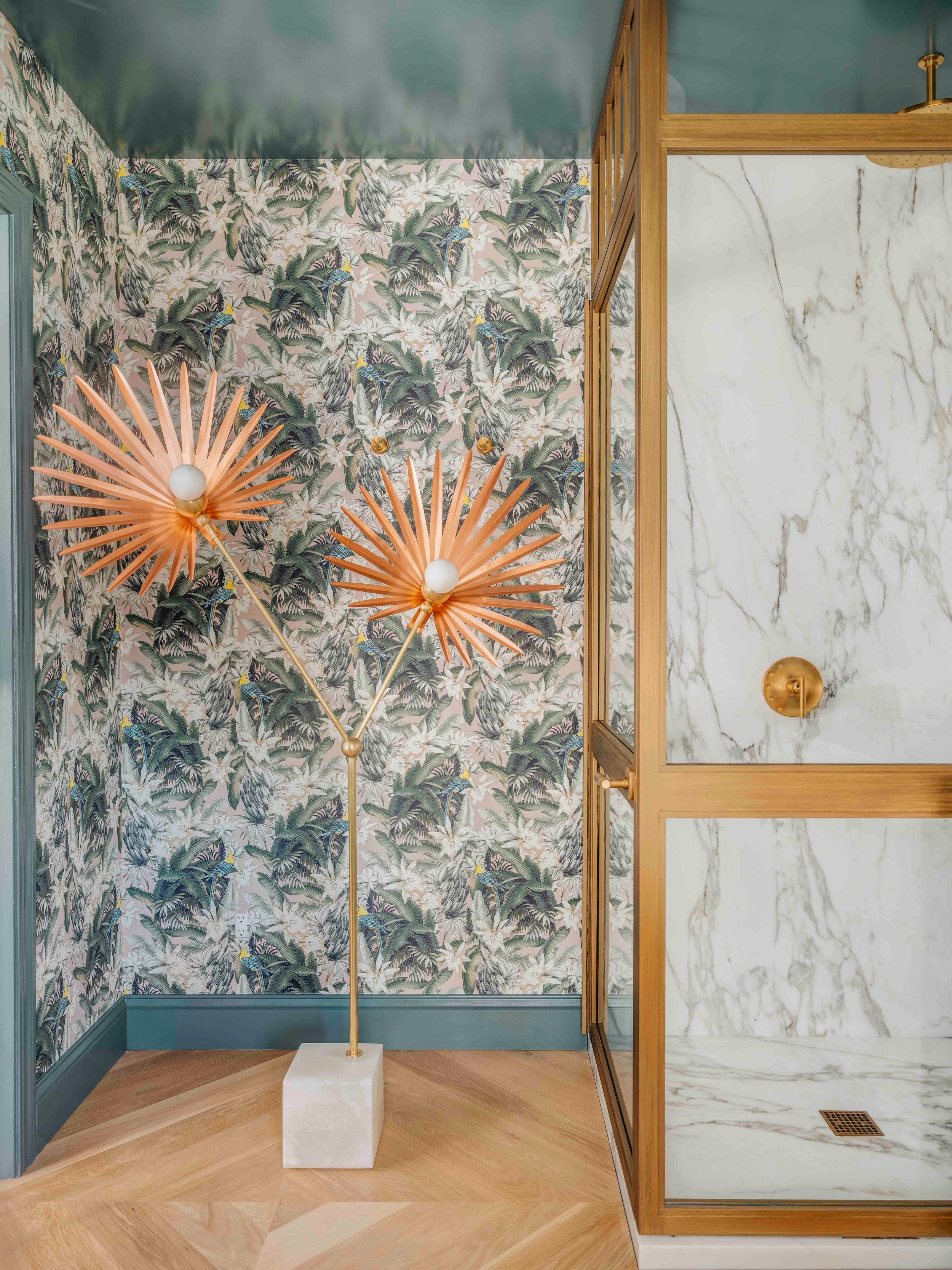 baño de estilo sofisticado con mármol y papel pintado