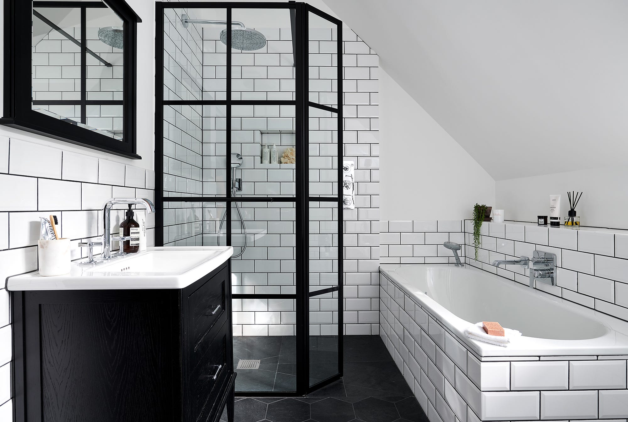 baño minimalista decorado en blanco y negro
