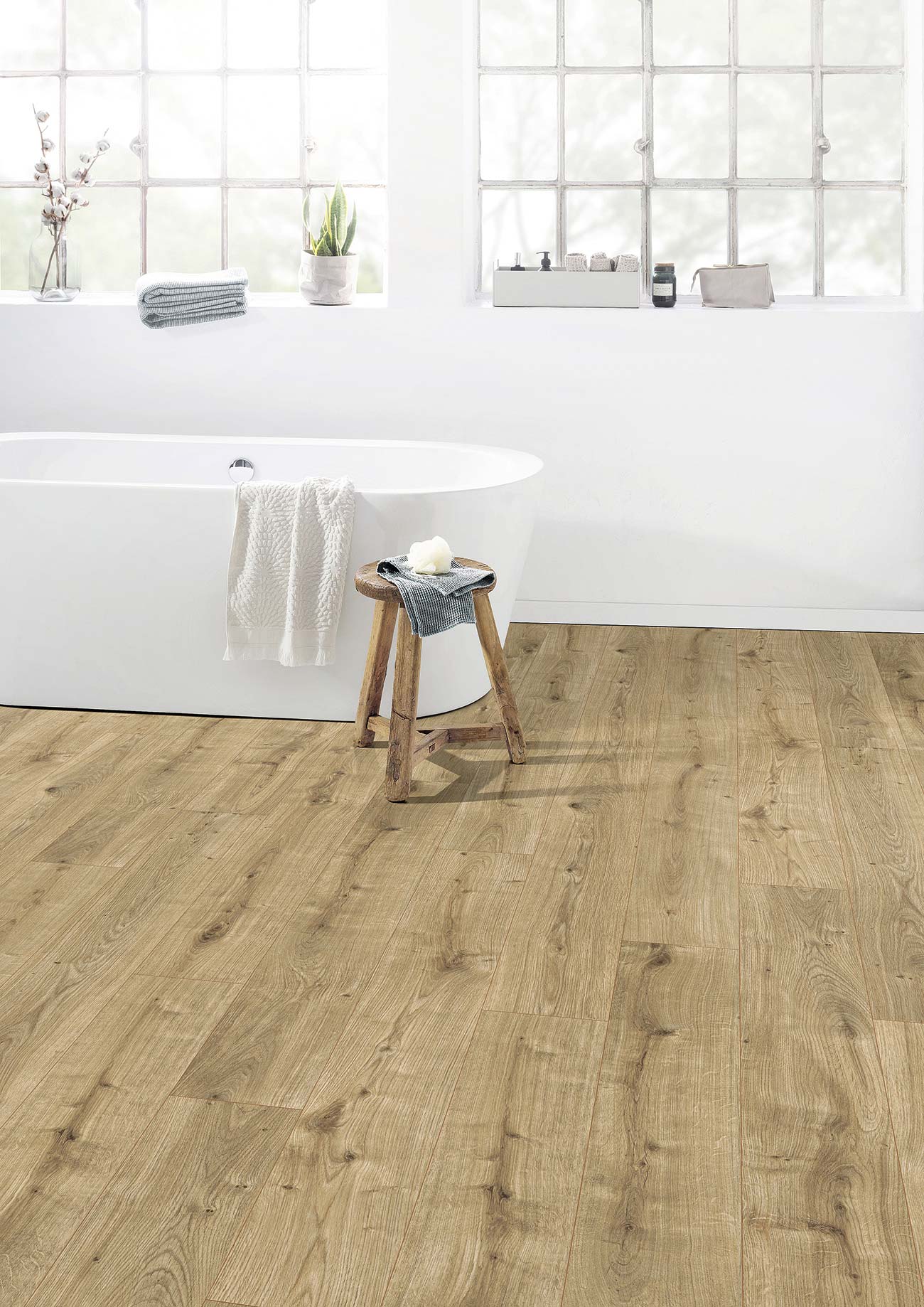 baño con bañera exenta y suelo de madera