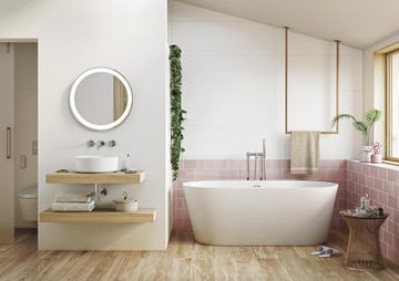 baño con zócalo rosa y bañera exenta