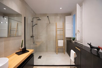 baño moderno con ducha y revestimiento cerámico efecto microcemento