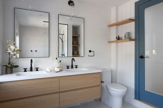 baño moderno con dos lavabos y mueble suspendido de madera