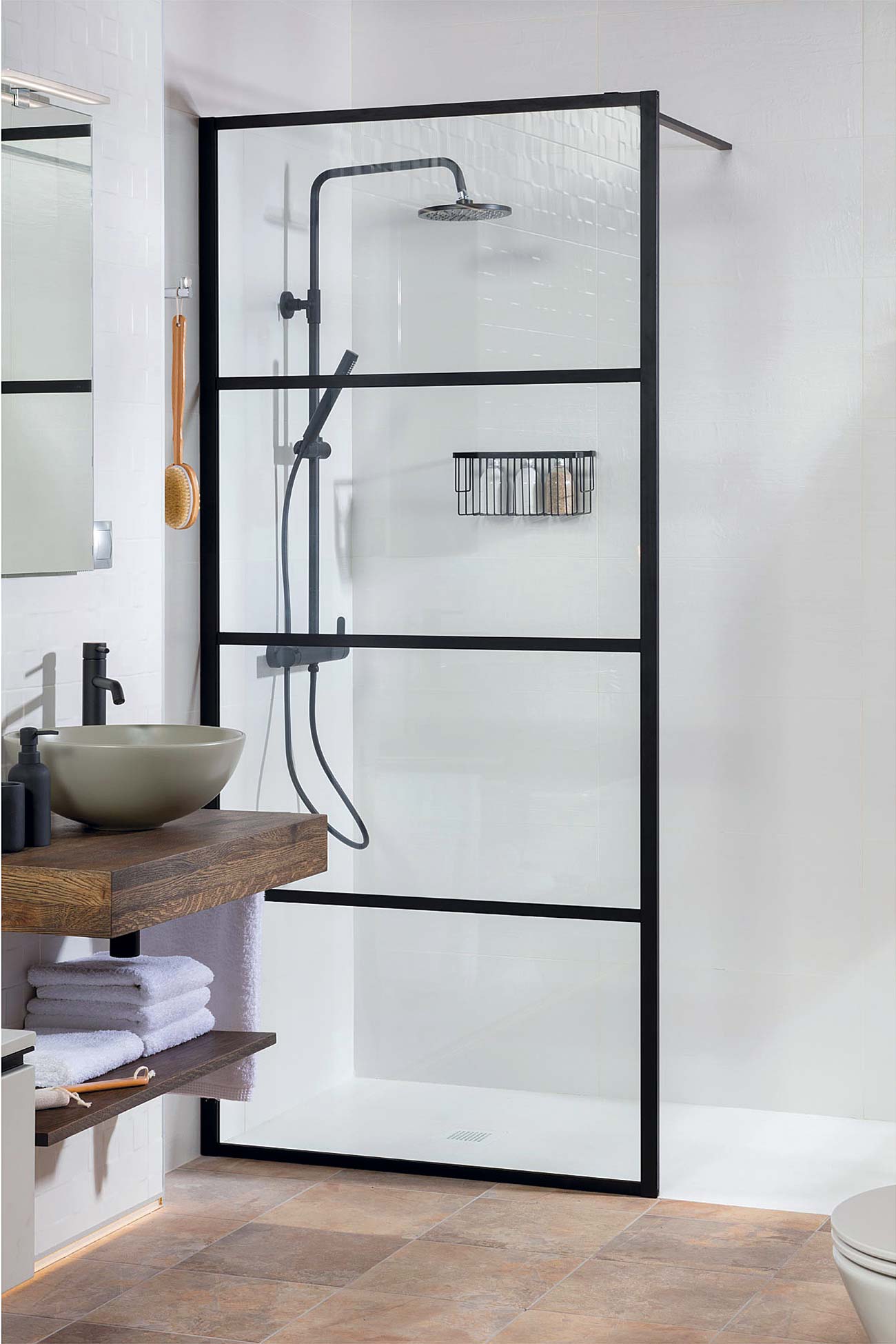 baño con mampara de perfiles negros
