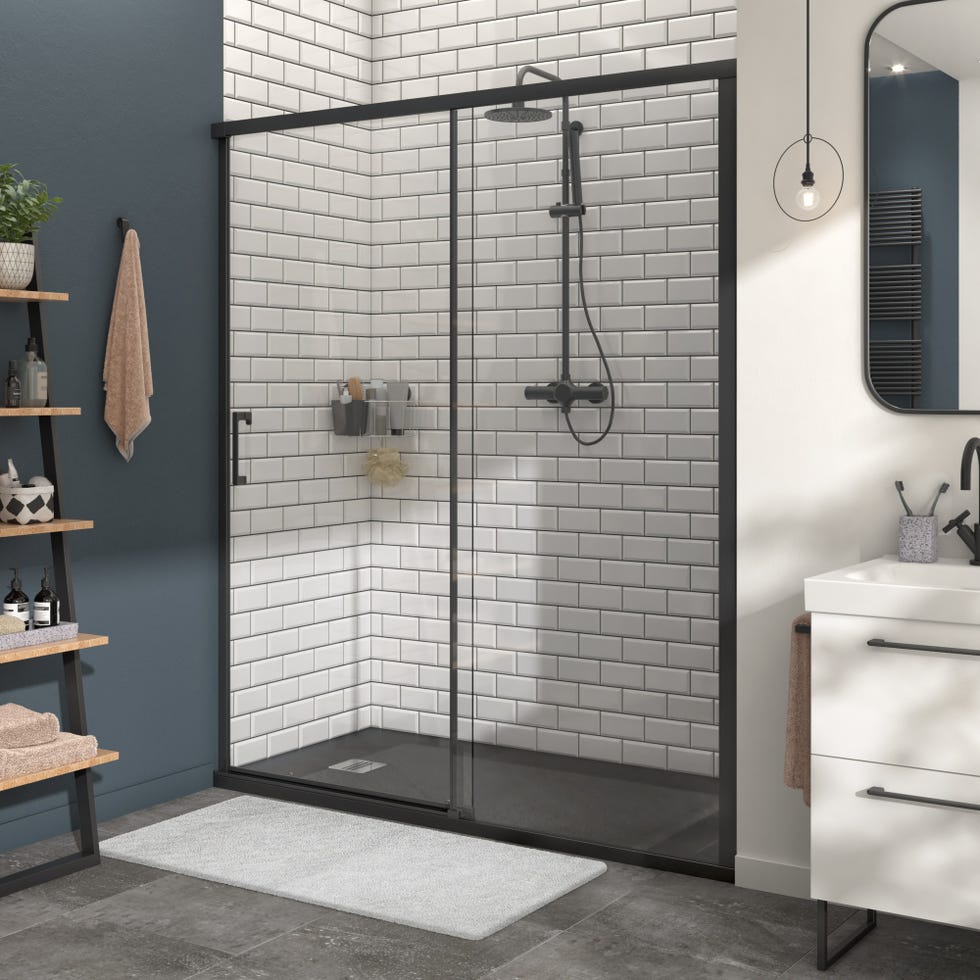 baño moderno con mampara de ducha de perfiles en color negro