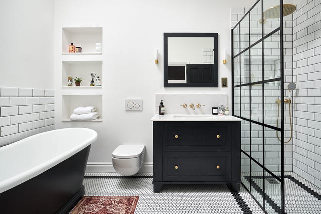baño de estilo victoriano moderno decorado en blanco y negro con ducha y bañera