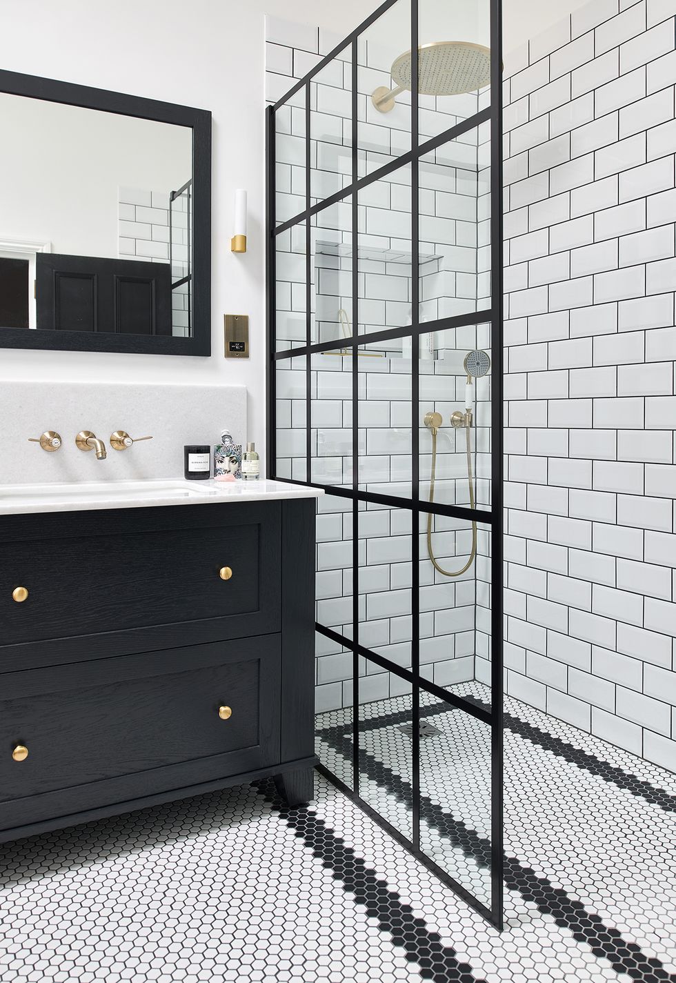 ducha de obra con mampara de estilo francés y azulejos tipo metro en color blanco