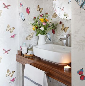 baño country con papel pintado de mariposas