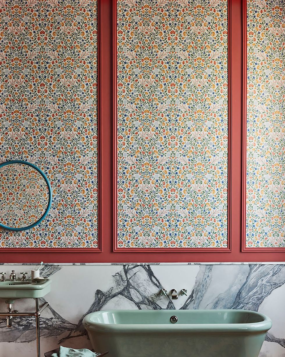 Tendencias: baños modernos con papel de flores en la pared