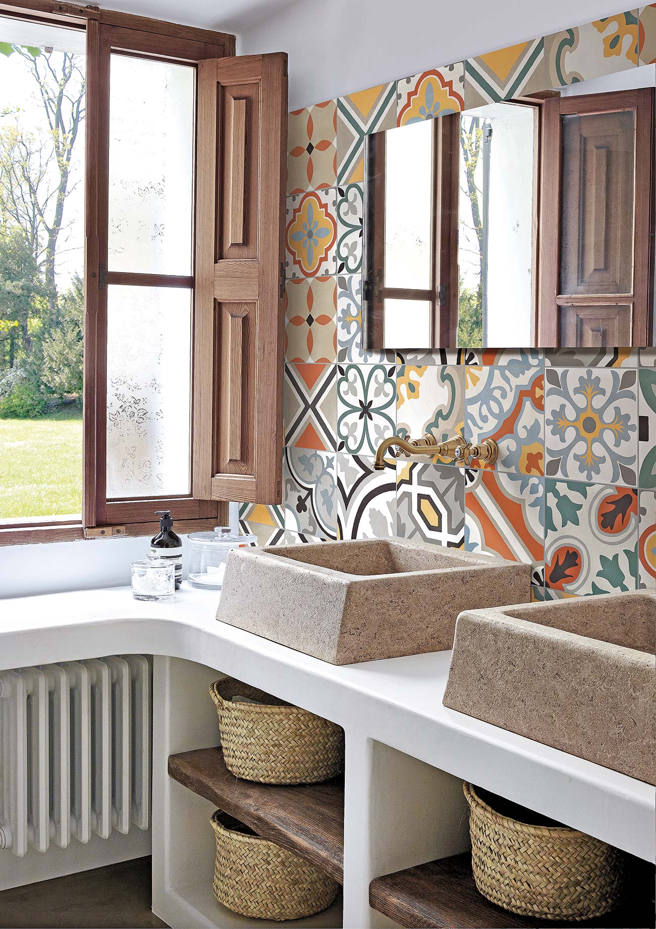 baño con baldosas hidráulicas