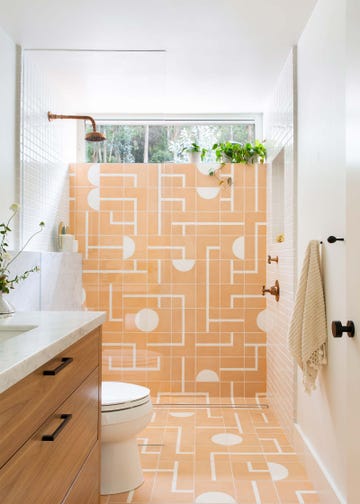 baño pequeño con azulejos melocotón geométricos