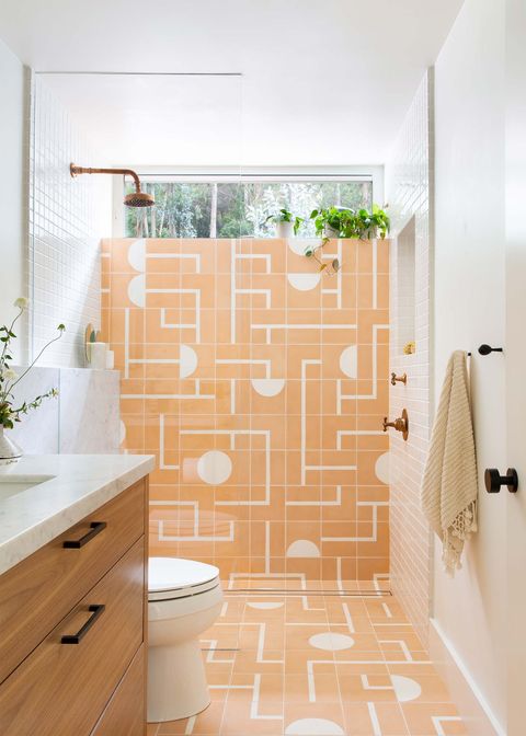baño pequeño con azulejos melocotón geométricos