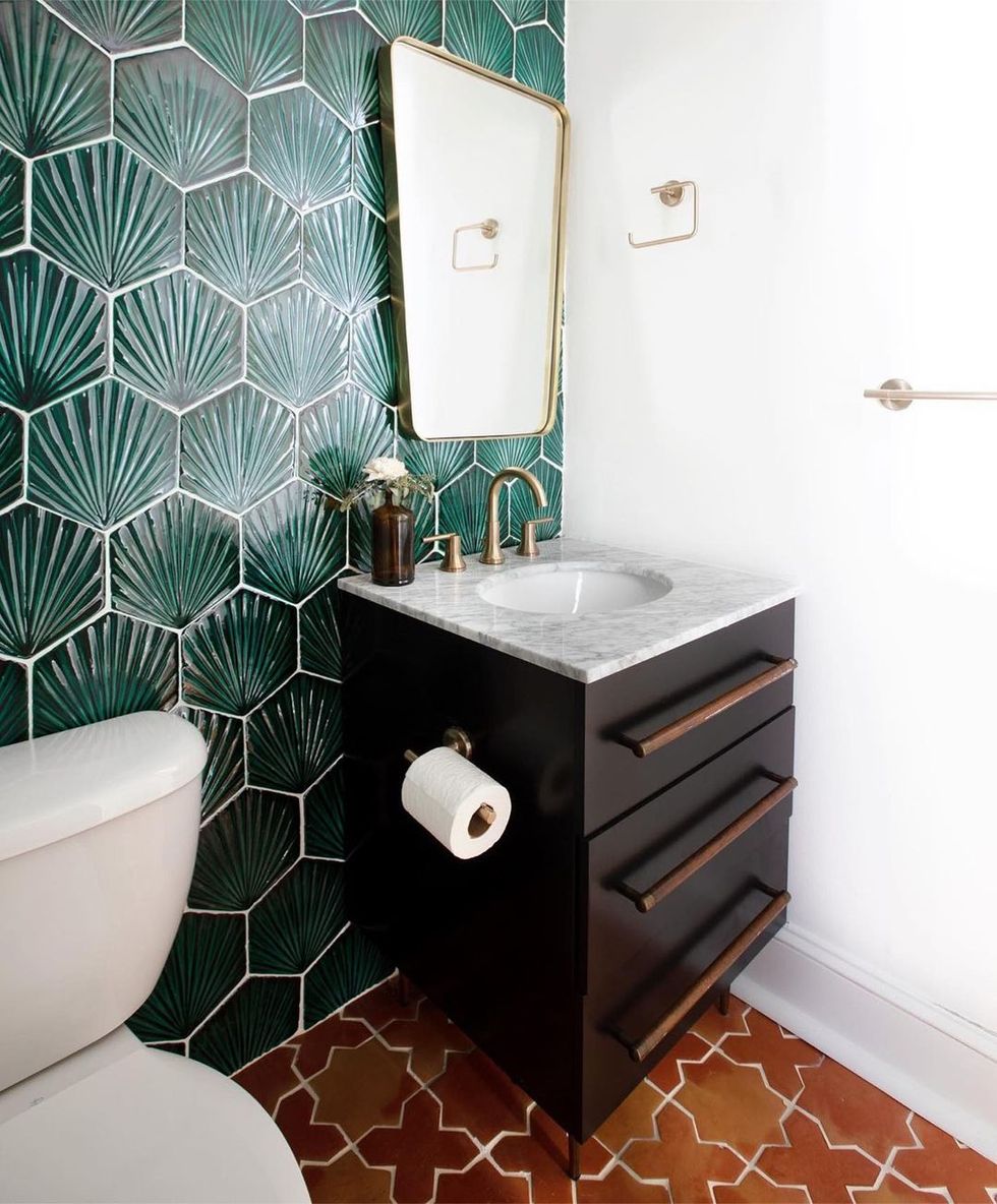 Baños pequeños: 50 fotos e ideas para decorar un baño pequeño  Ideas de  decoración de baños, Decoración de unas, Cuartos de baños pequeños