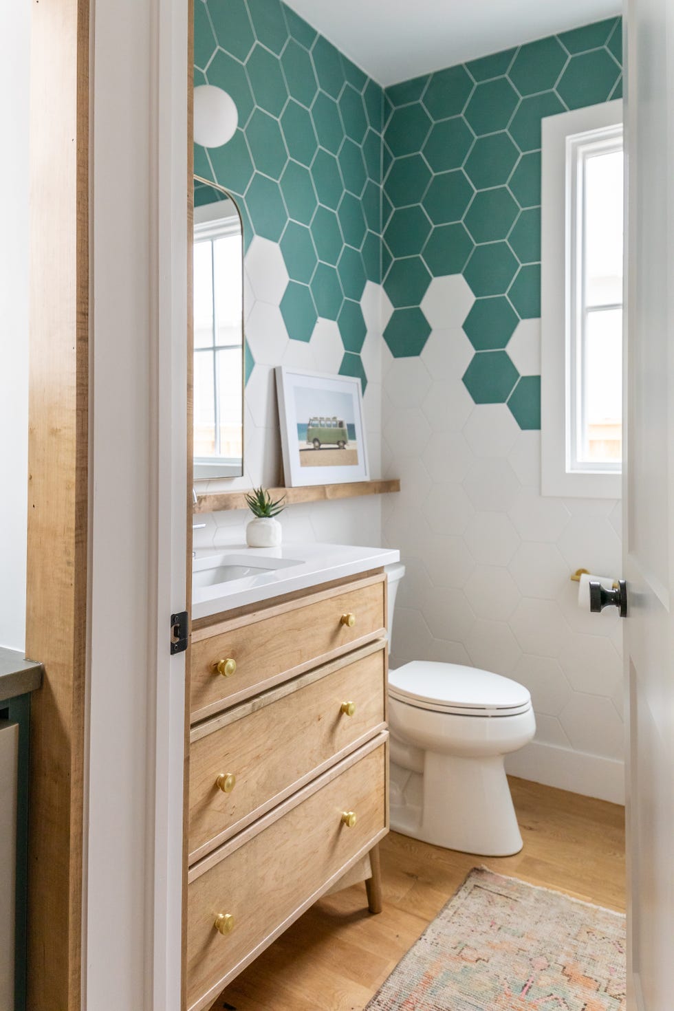 baño con mueble mid century de madera y azulejos panal de abeja