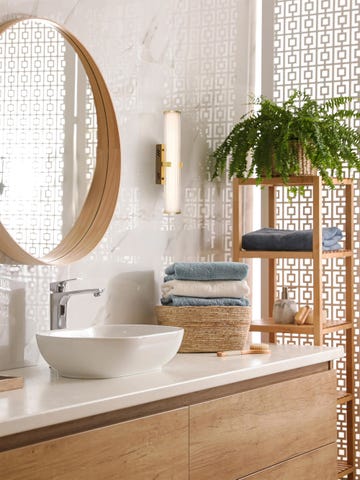 baño pequeño con muebles de madera: aplique clamp