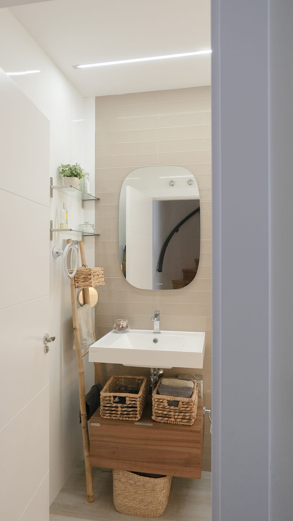baño con mueble volado de madera