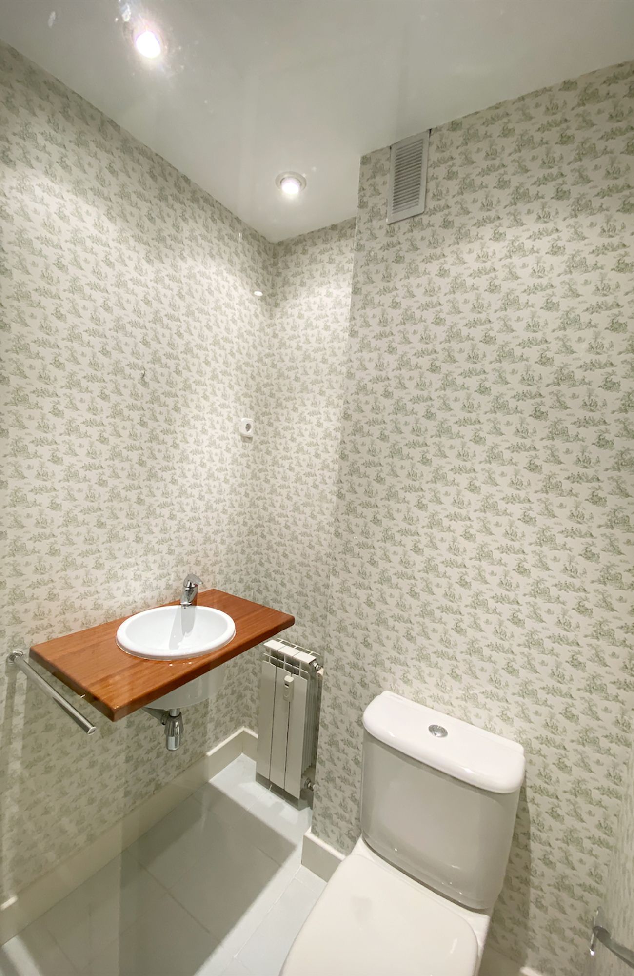 2 Cuartos de baños reformados sin obra con papel pintado