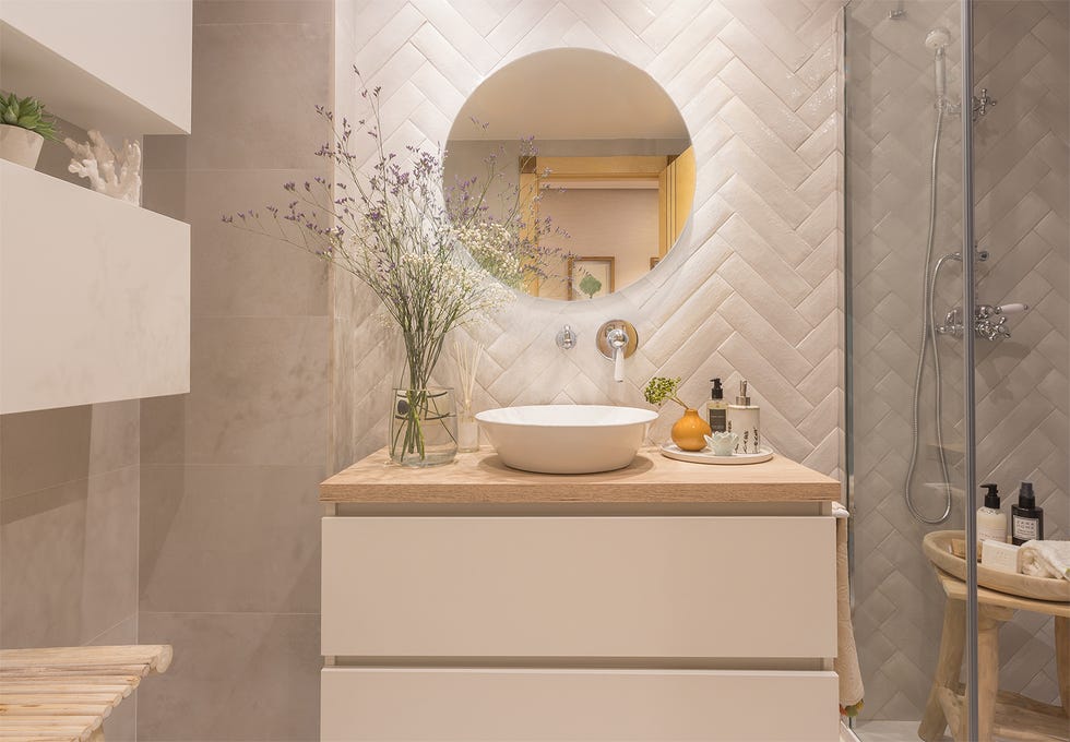 baño con mueble blanco volado y azulejos en espiga