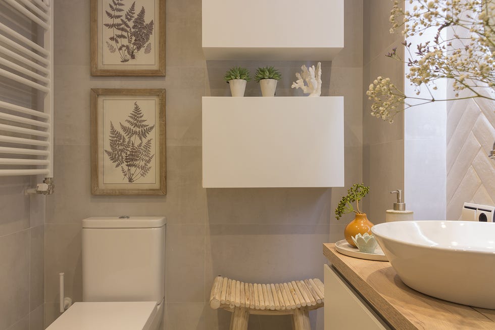 baño con estantes blancos suspendidos