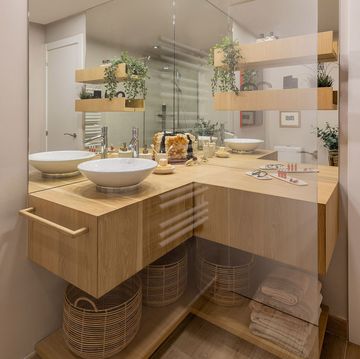 baño decorado con muebles de madera