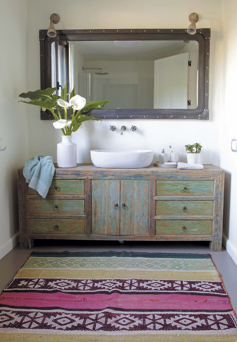 Cuarto de baño retro y moderno