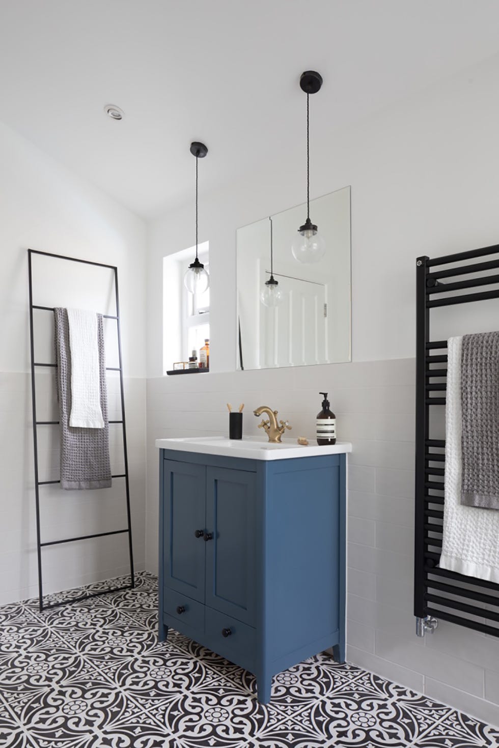 baño victoriano actualizado en color azul con baldosas hidráulicas
