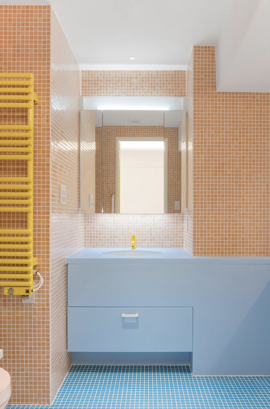 Ideas ingeniosas para introducir el color en la decoración del baño - Foto 1