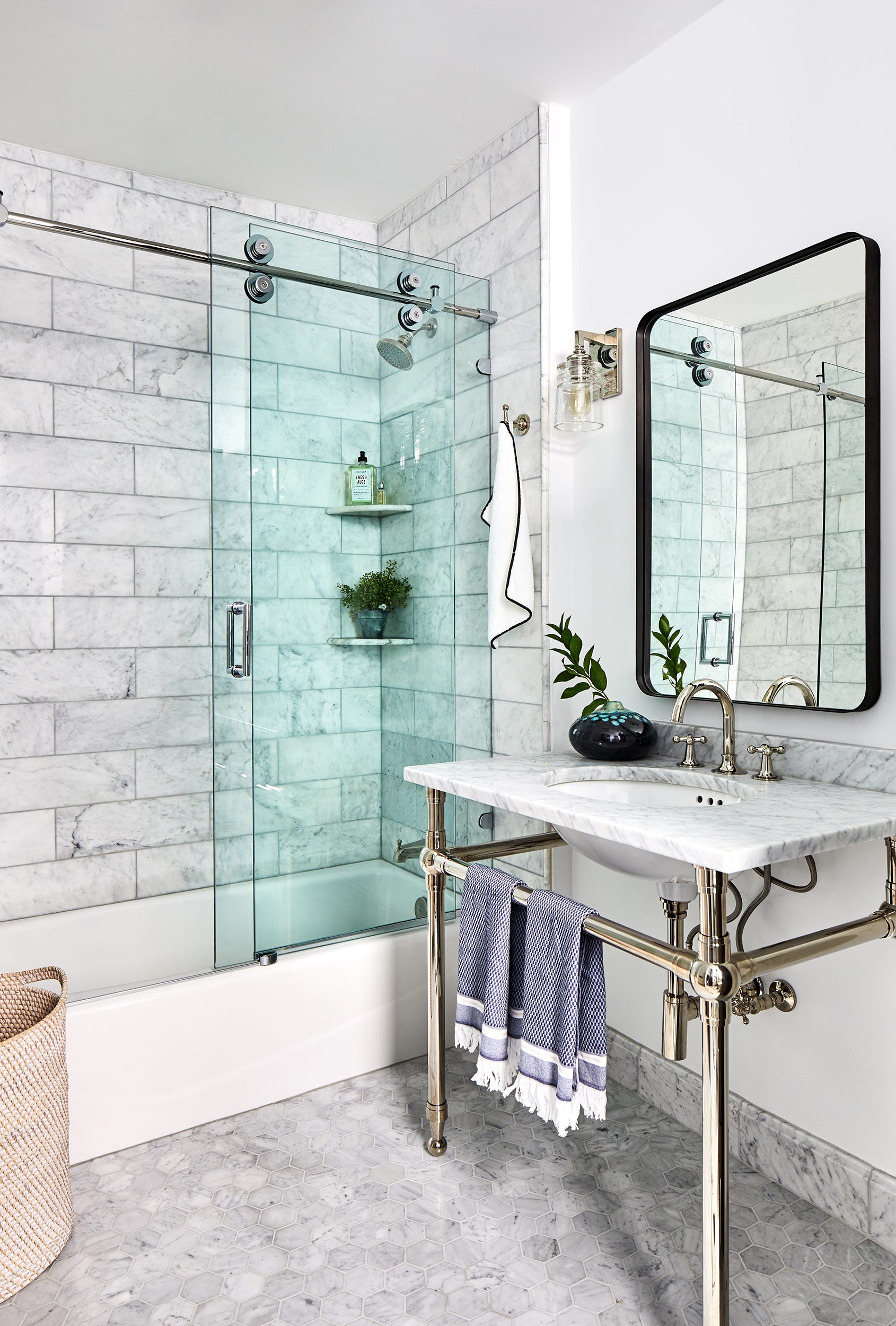 baño de estilo modernista clásico con suelo de mármol y bañera