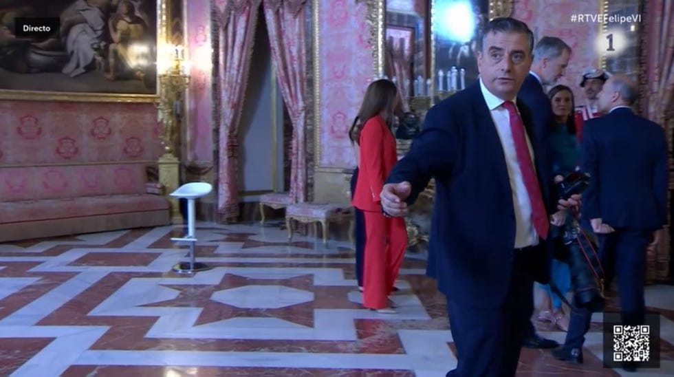 taburete alto en el besamanos de letizia