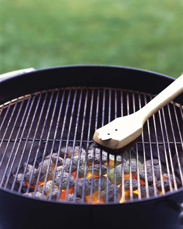 Limpiar la barbacoa con cepillo