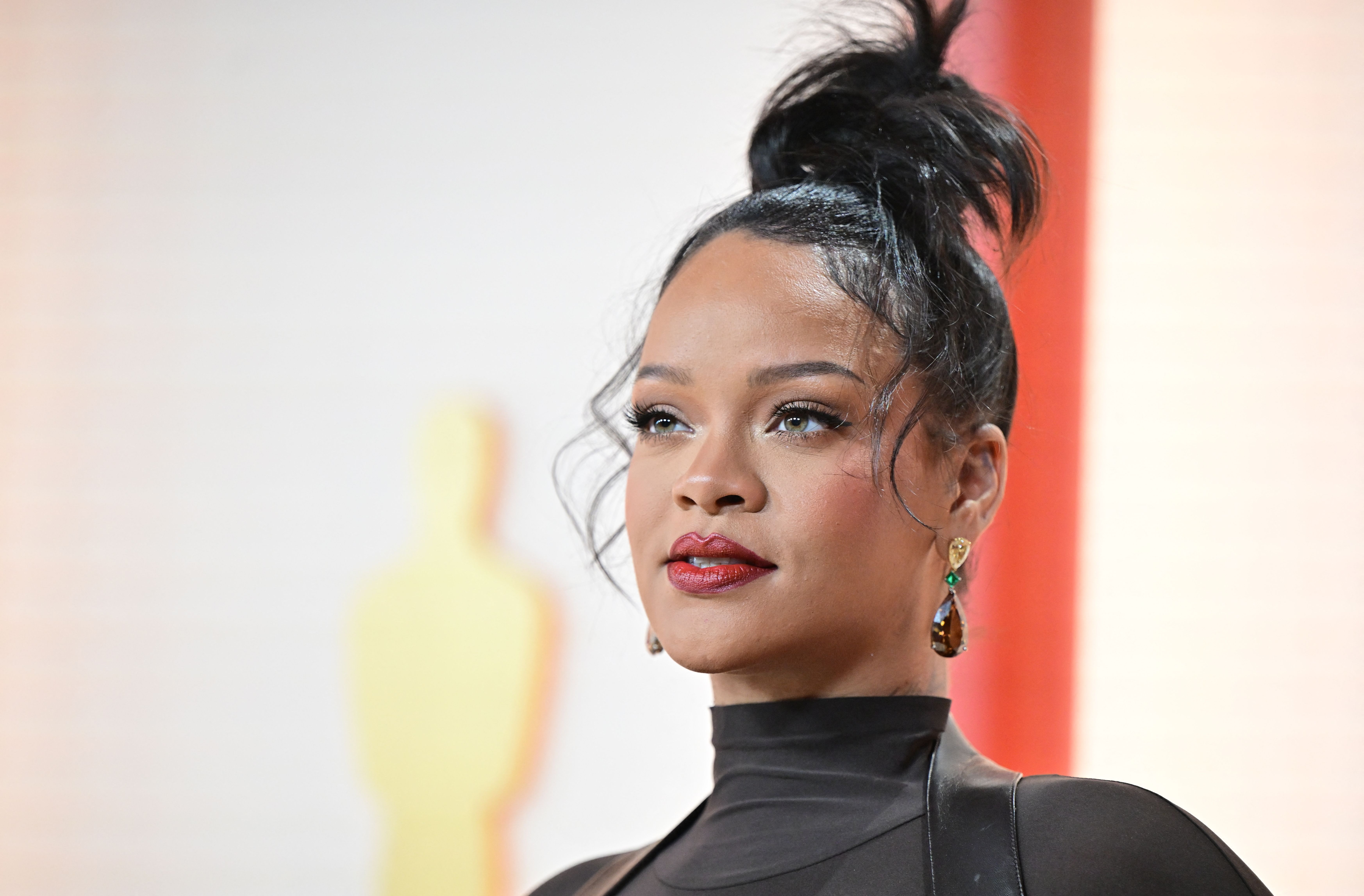 We can't get enough of Rihanna's blonde side-sweeping hairstyle