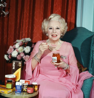 la novelista barbara cartland en 1977