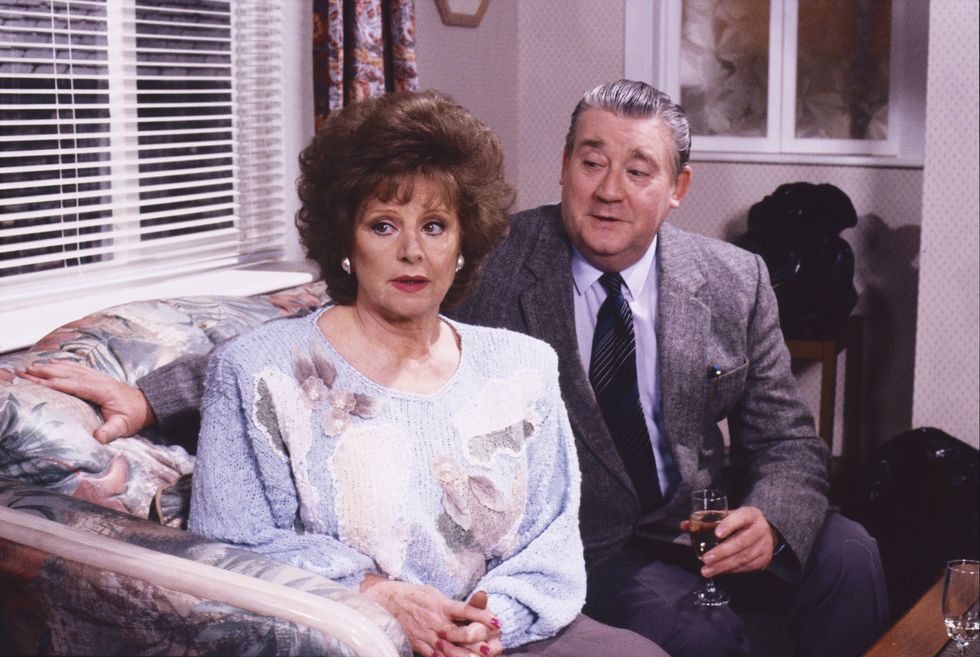 Barbara Knox como Rita Fairclough, Brian Mosley como Alf Roberts, Coronation Street 1990