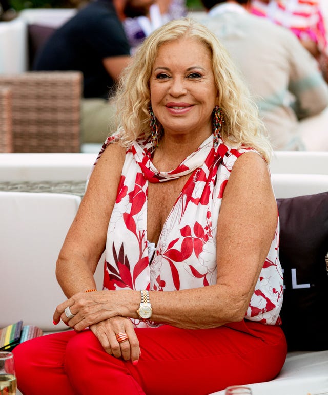 la actriz con un conjunto en rojo y blanco en el starlite de marbella