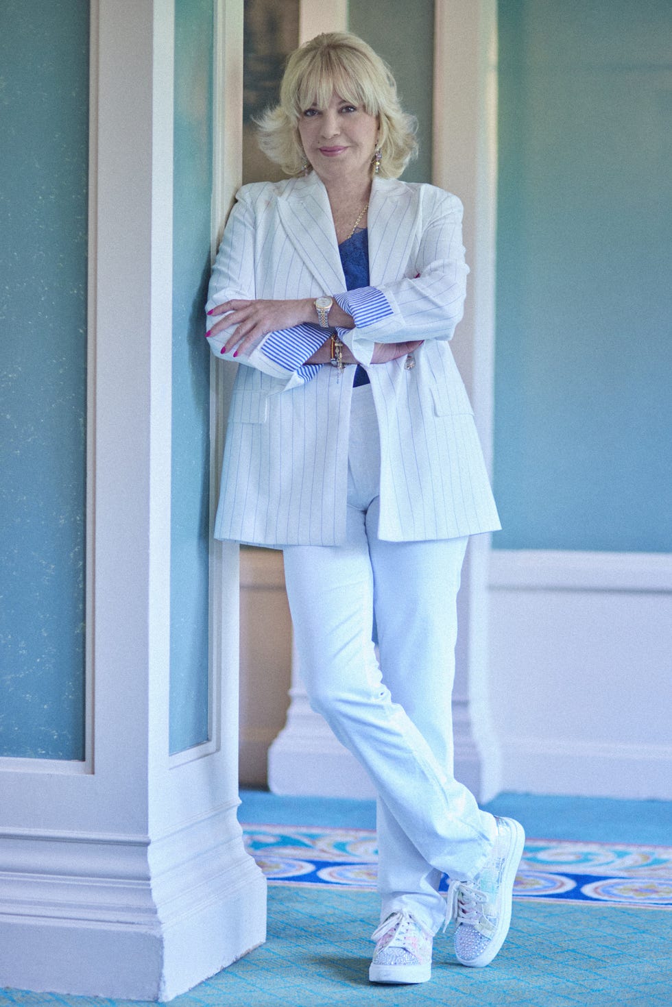 barbara rey posa con un traje blanco para la revista diez minutos
