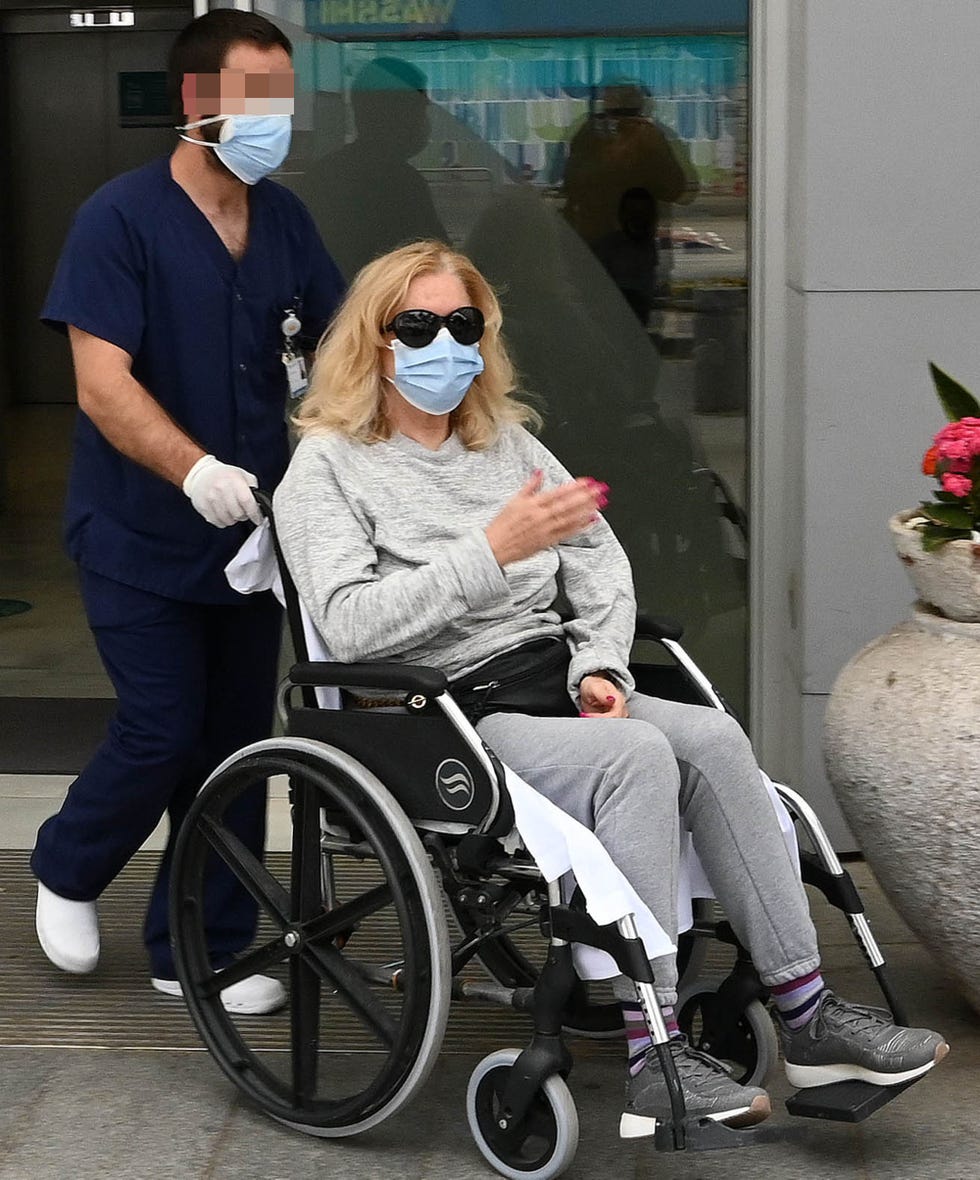 la artista, en silla de ruedas y mascarilla, abandona el hospital en el que estuvo ingresada por covid 19