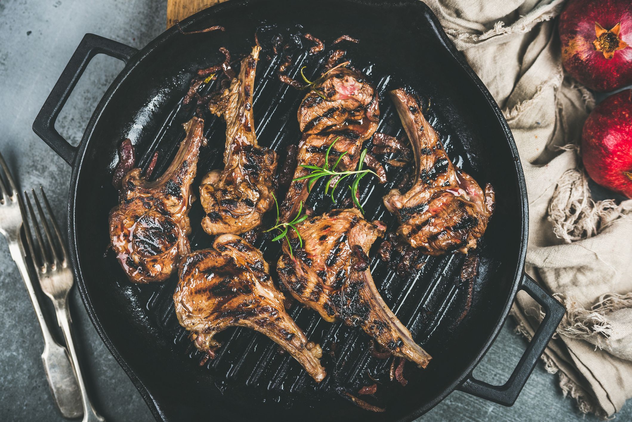 https://hips.hearstapps.com/hmg-prod/images/barbecue-dinner-with-grilled-lamb-meat-chops-in-pan-royalty-free-image-866302894-1540565577.jpg