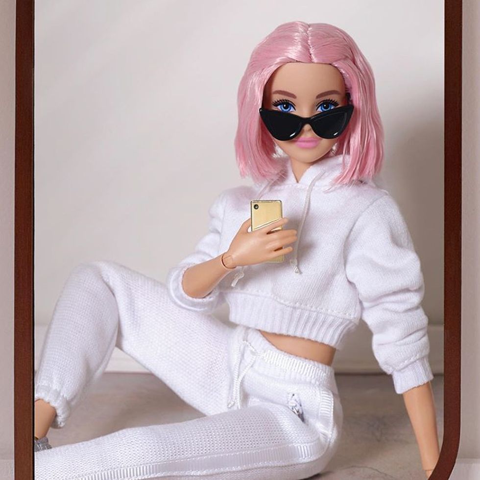 barbie haciéndose un selfie