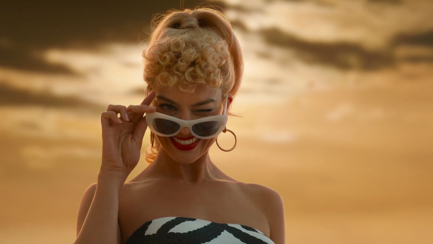 Looking for a dupe of Margot Robbie's black bikini top from the movie  focus. Voda Swim used to have a similar in black but sold out entirely and  isn't restocking. Anyone seen