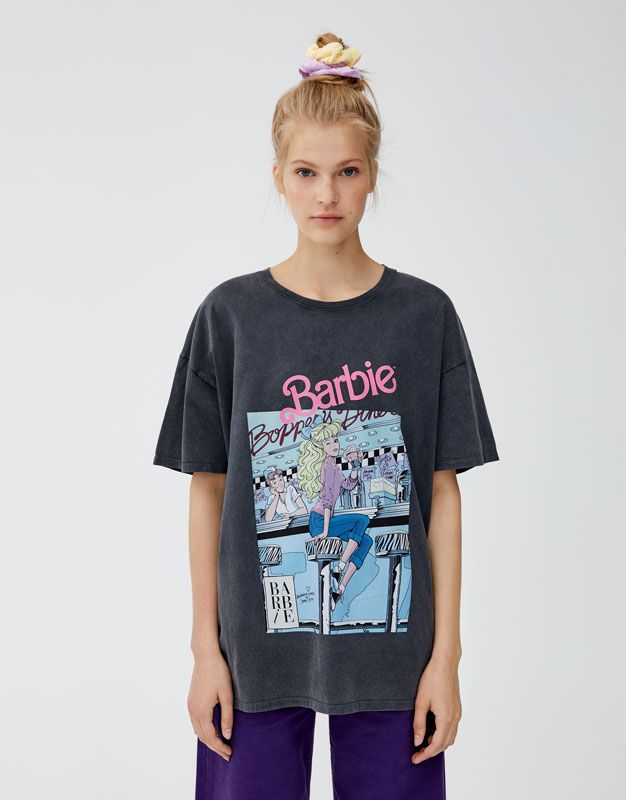Tengas la edad que tengas, esta camiseta de Barbie de Pull and Bear te va a a tu infancia- La camiseta de Barbie de Pull & Bear que ya