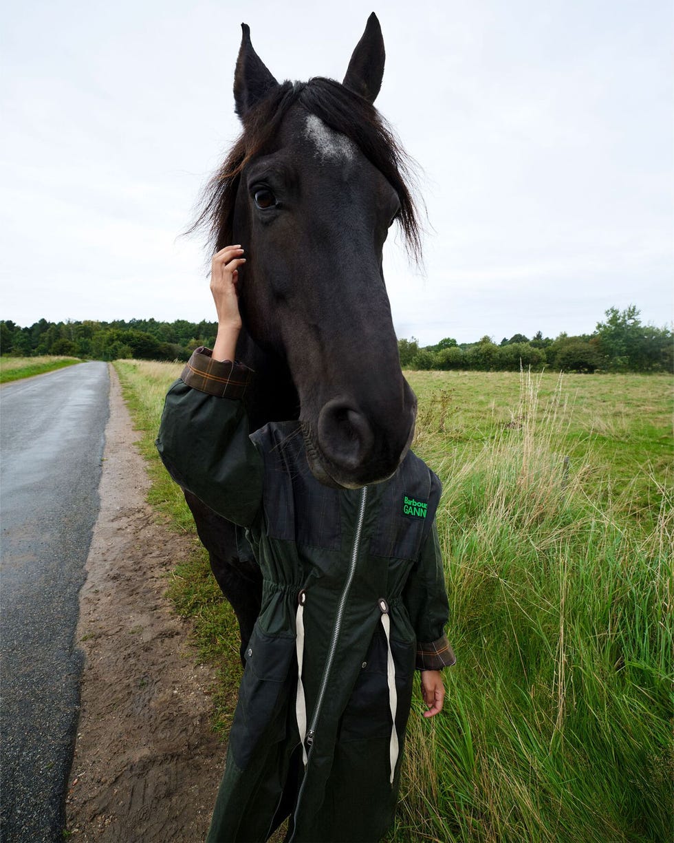 een foto uit de barbour x ganni campagne