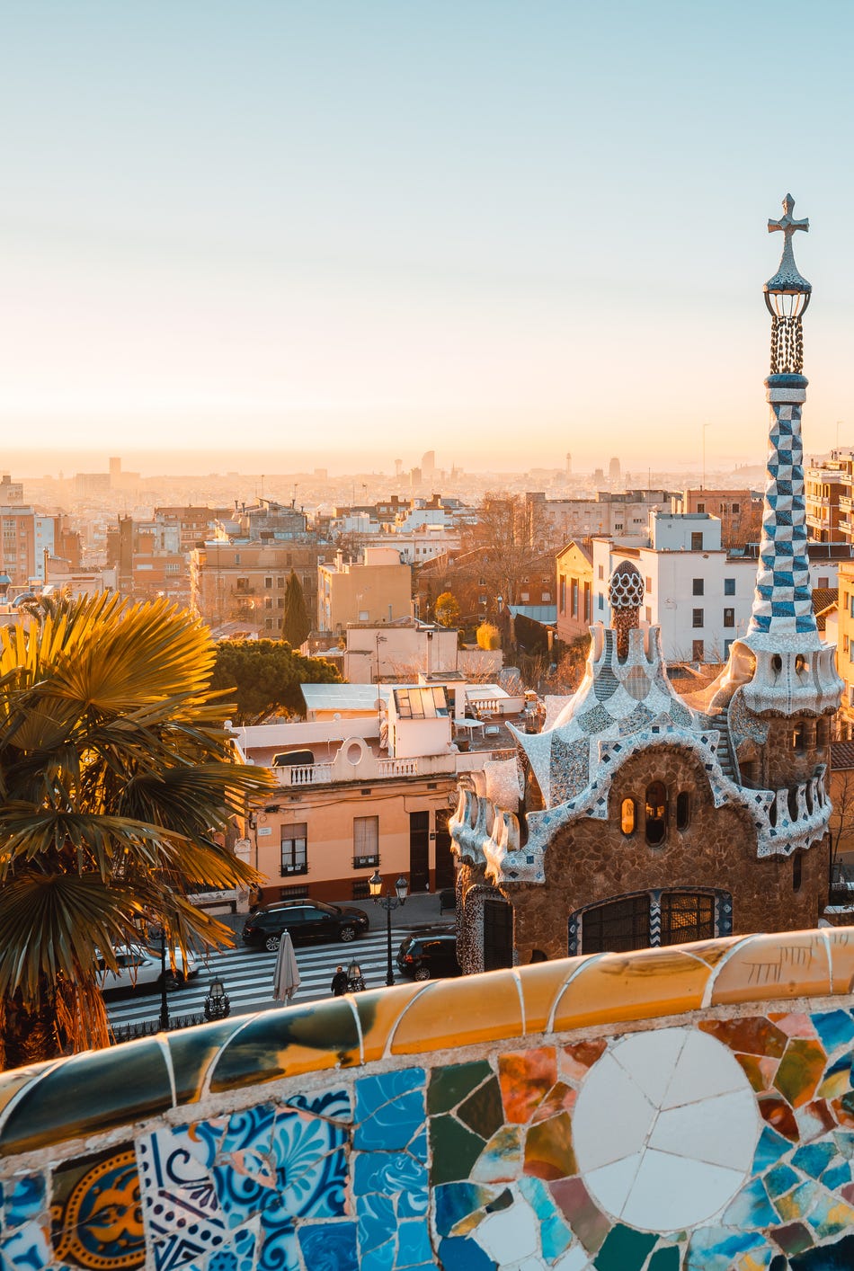 Güneş doğarken Barselona, Guell parkından izlendi, Barselona, Katalonya, İspanya. Barcelona, Barselona, Katalonya, İspanya'dan gün doğumunda park guell'den görüntülendi