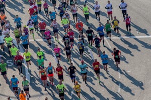 decenas de atletas corren durante el maratón de barcelona