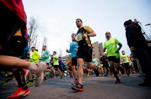 varios corredores en una carrera de barcelona el 31 de diciembre