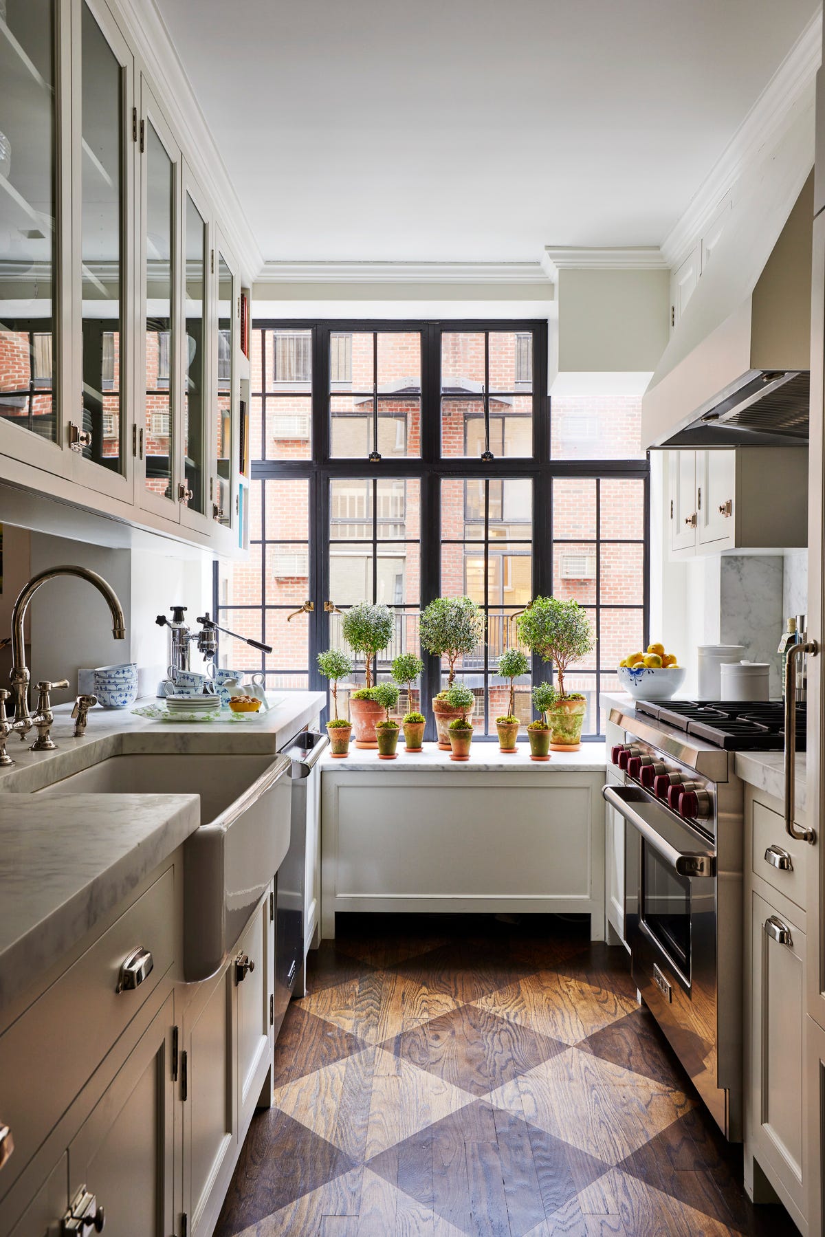 https://hips.hearstapps.com/hmg-prod/images/barfield-house-tour-gramercy-park-kitchen-jpg-1618420284.jpg?crop=1.00xw:0.670xh;0,0&resize=1200:*