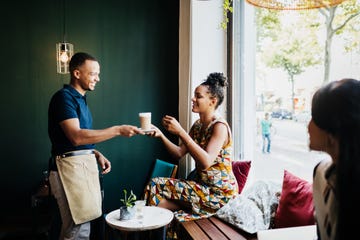 barista serveert koffie aan vrouw