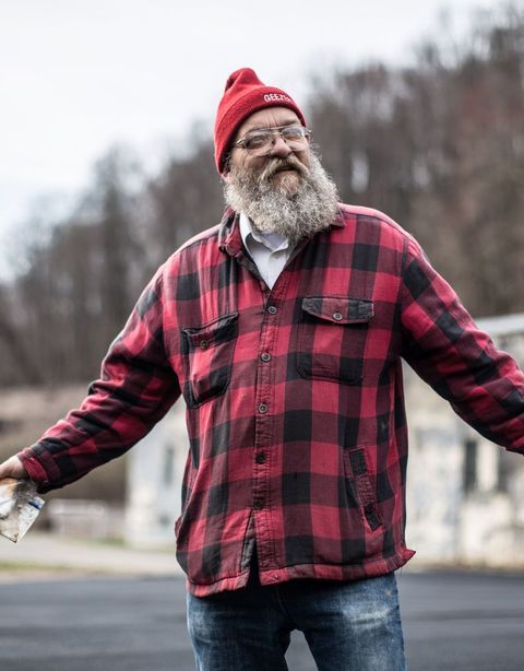 gary “lazarus lake” cantrell at the 2019 barkley marathons in his classic red flannel and “geezer” hat