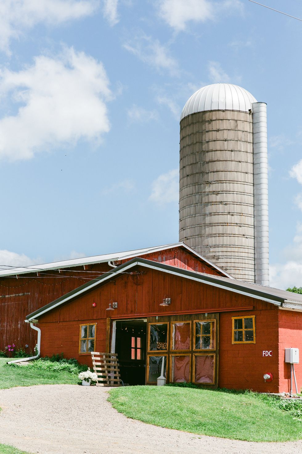 barn wedding venues gilbertsville farmhouse